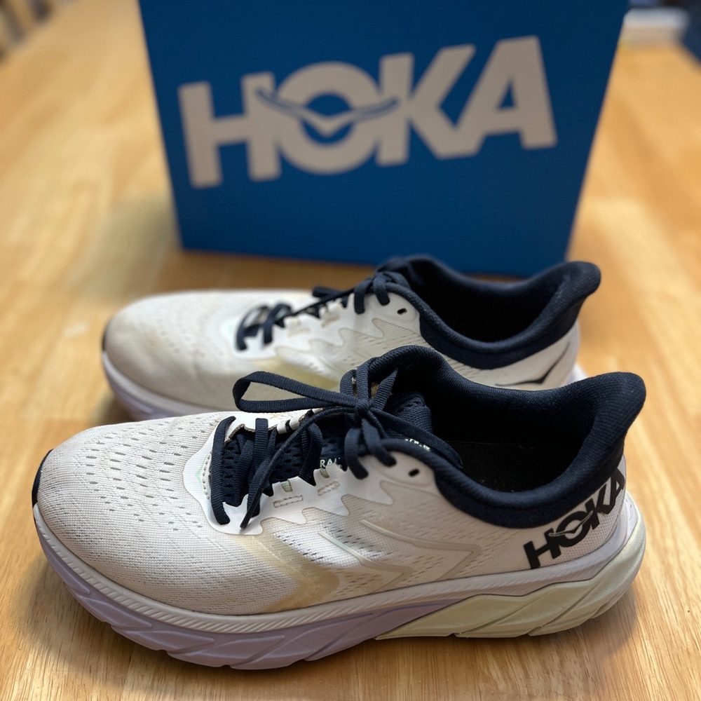 Hoka One Arahi 5 White and Navy Athletic Shoes Size 9 Wide